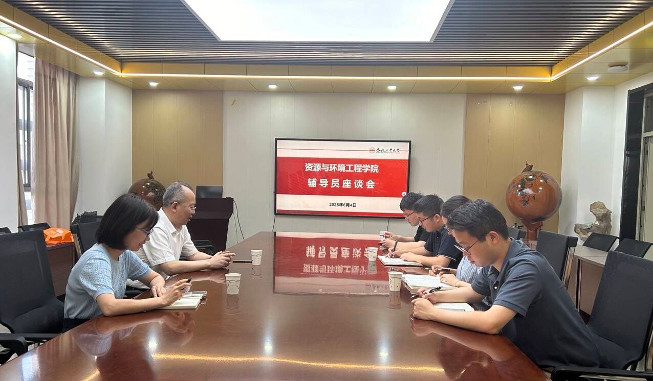 365best体育亚洲官网召开辅导员工作座谈会
