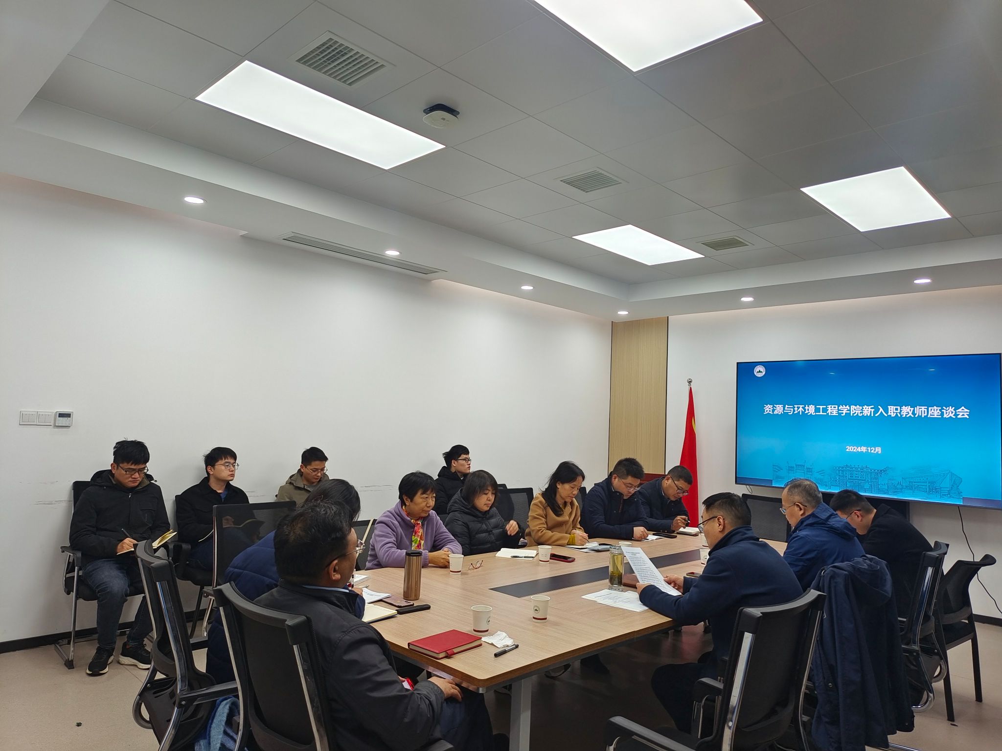 365best体育亚洲官网召开新入职教师座谈会